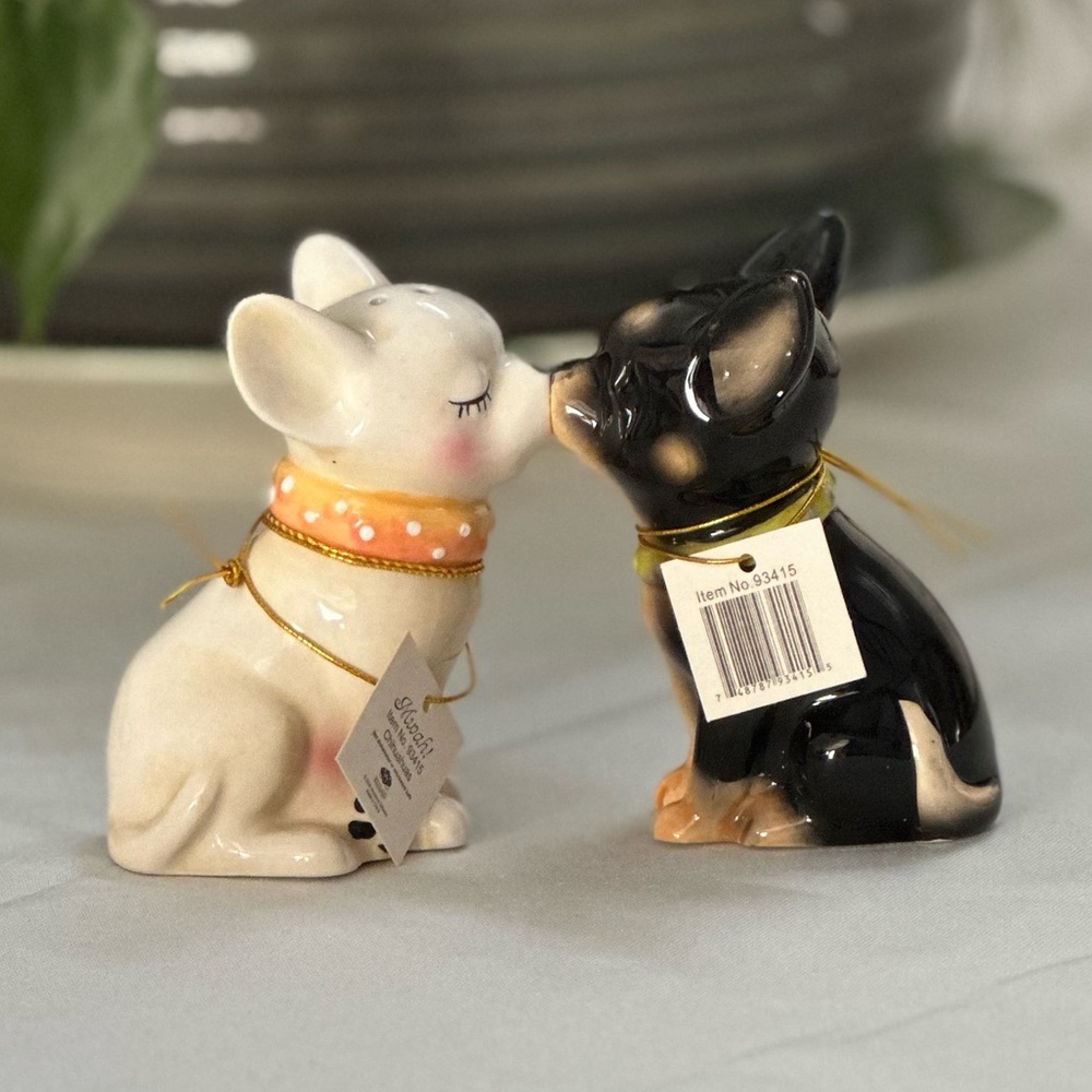 NWT Westland Giftware kissing Chihuahua’s magnetic salt and pepper shakers